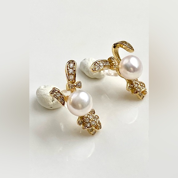 E137-Handmade White Freshwater Pearl Bunny Earring - Picture 3 of 7